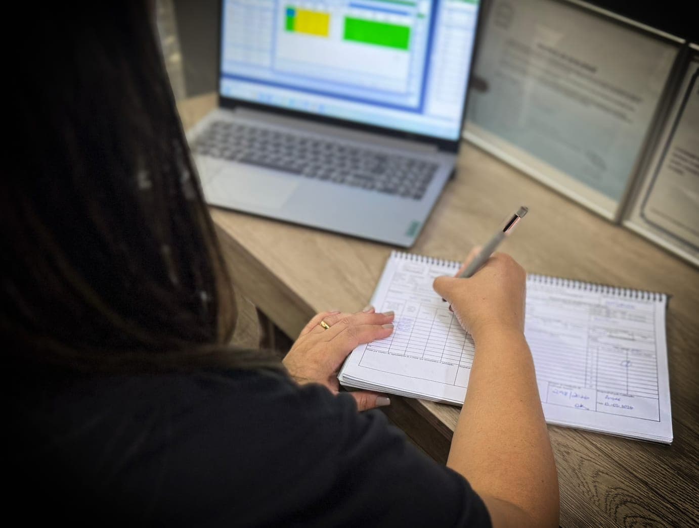 Pessoa acessando certificados no computador